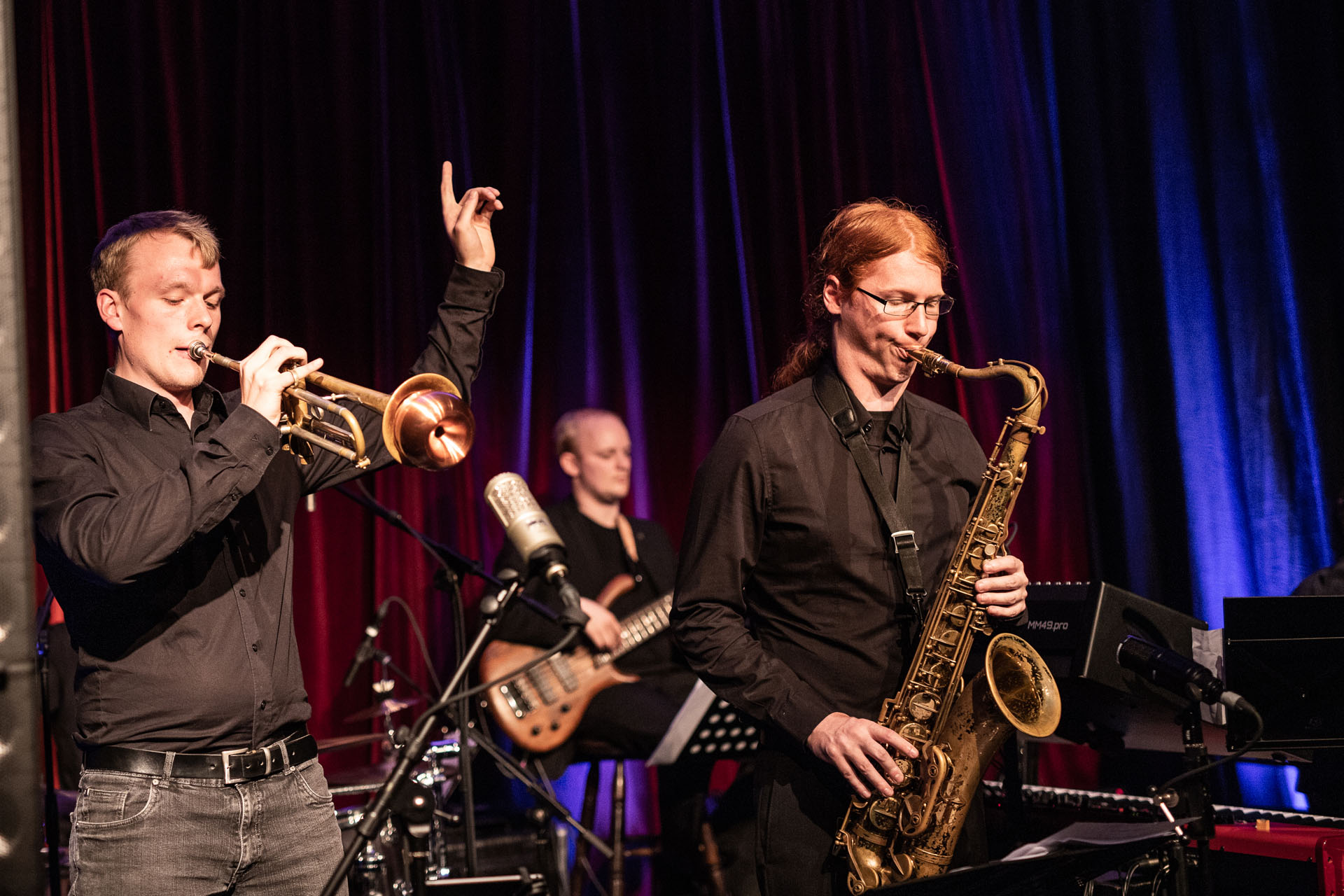 Band unter Bühnenlicht