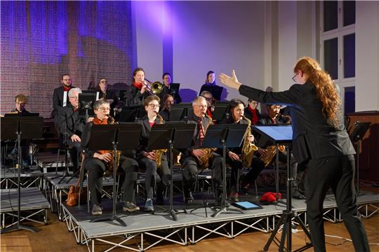 Musiker auf dunkler Bühne